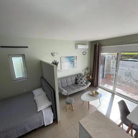בית נופש Aggeliki's Hideaway *